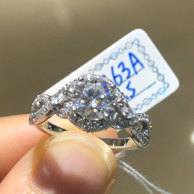 扭臂圆包Women's RingS925银镀白金定制选款主石Moissanite1.0ct/副石高碳钻